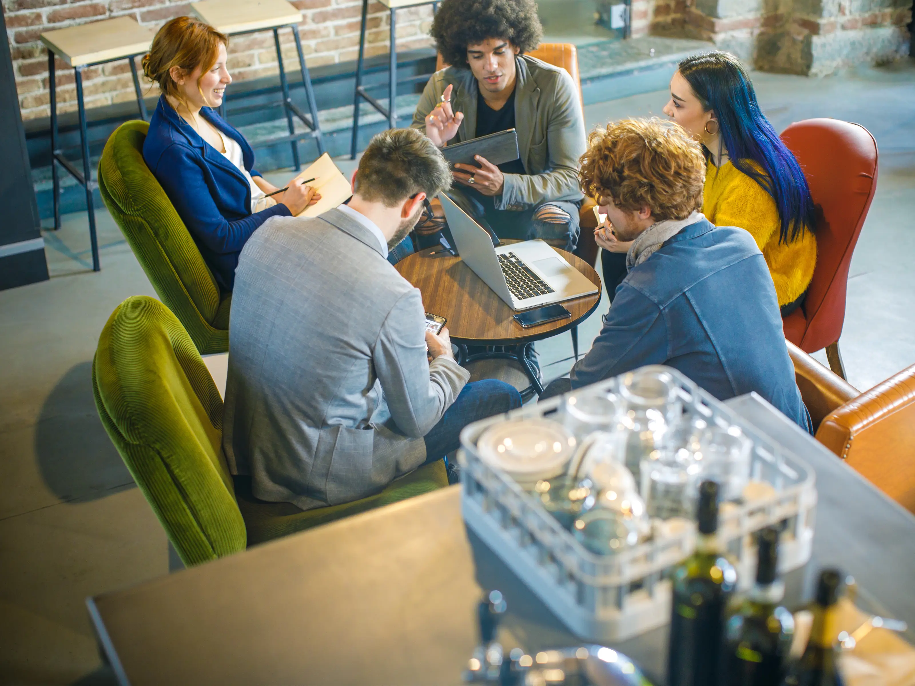 Dos hombres de negocios discutiendo en una oficina moderna