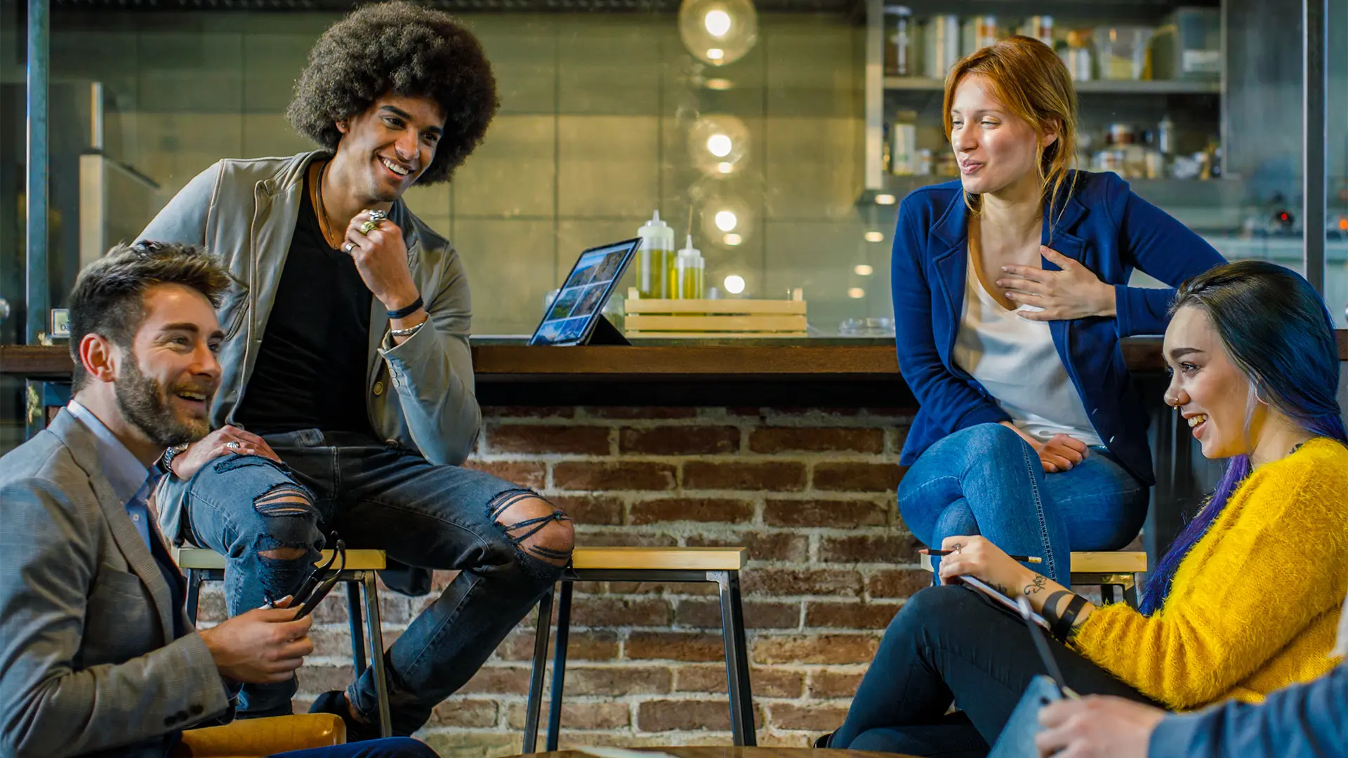 Camión blanco conduciendo por la carretera serpenteando a través de un paisaje boscoso en colores otoñales al atardecer
