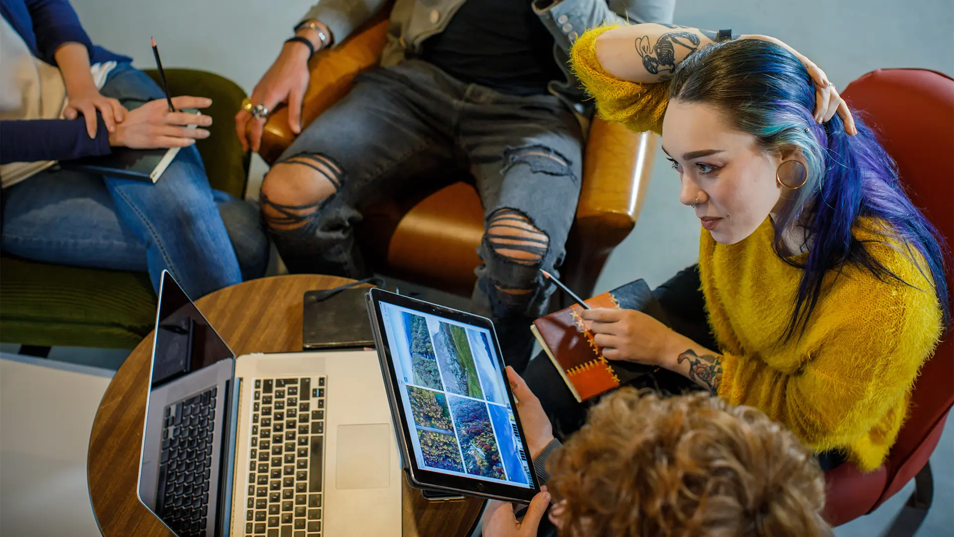 Camión blanco conduciendo por la carretera serpenteando a través de un paisaje boscoso en colores otoñales al atardecer
